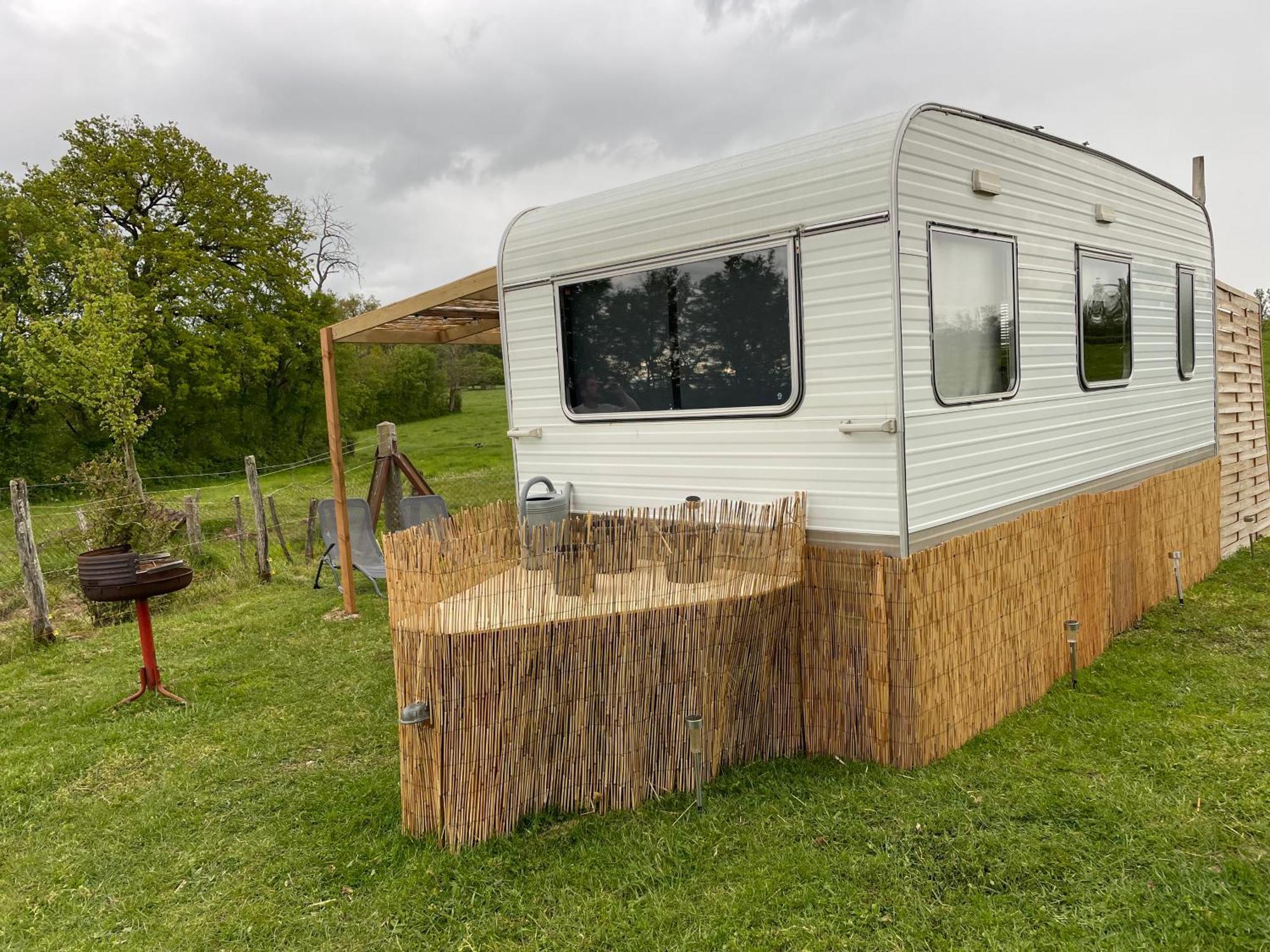 Готель Caravane A La Nuitee Saint-Parize-le-Chatel Екстер'єр фото